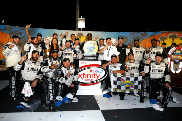 NASCAR XFINITY Series
VisitMyrtleBeach.com 300
Kentucky Speedway
Sparta, KY USA
Saturday 23 September 2017
Tyler Reddick, BBR/Jason Aldean Chevrolet Camaro celebrates in victory lane
World Copyright: Russell LaBounty
LAT Images NASCAR XFINITY Series
VisitMyrtleBeach.com 300
Kentucky Speedway
Sparta, KY USA
Saturday 23 September 2017
Tyler Reddick, BBR/Jason Aldean Chevrolet Camaro celebrates in victory lane
World Copyright: Russell LaBounty
LAT Images