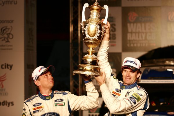 2006 World Rally Championship.
Round 16, Wales Rally GB. 1st - 3rd  December 2006.
Marcus Gronholm/Timo Rautianen Ford Focus RS WRC 06 celebrate victory on the podium/finish ramp.
Portrait.
World Copyright: Drew Gibson/LAT Photographic.
Ref: Digital Image Only.  
