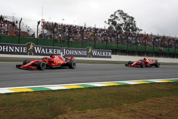 Sebastian Vettel, Ferrari SF71H, vedie Kimi Raikkonen, Ferrari SF71H
