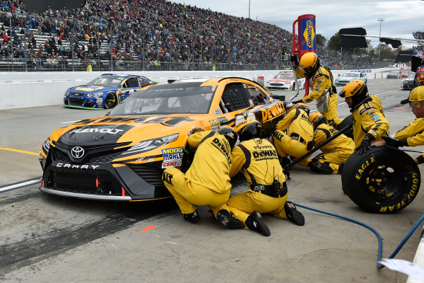 Monster Energy NASCAR Cup Series
First Data 500
Martinsville Speedway, Martinsville VA USA
Sunday 29 October 2017
Matt Kenseth, Joe Gibbs Racing, DEWALT Flexvolt Toyota Camry pit stop
World Copyright: Scott R LePage
LAT Images
ref: Digital Image lepage-171029-mart-8435