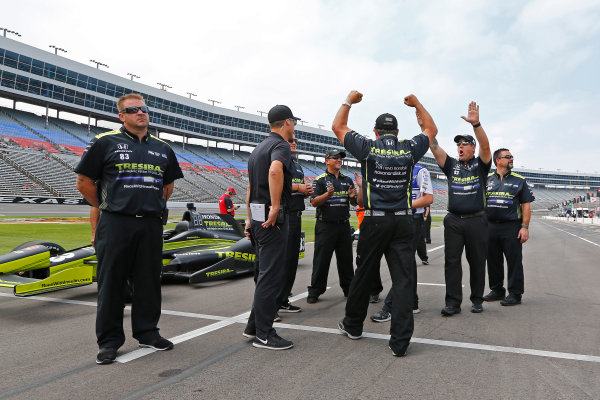 Verizon IndyCar Series
Rainguard Water Sealers 600
Texas Motor Speedway, Ft. Worth, TX USA
Friday 9 June 2017
Charlie Kimball, Chip Ganassi Racing Teams Honda crew celebrates winning the Verizon P1 Pole Award
World Copyright: Phillip Abbott
LAT Images
ref: Digital Image abbott_texasIC_0617_2412