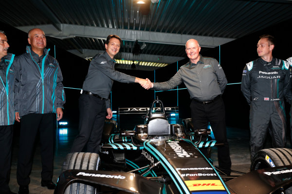 Jaguar Racing Official Formula E Launch
Jaguar Heritage Collections Centre, Gaydon, UK
Thursday 8 September 2016
The team pose for pictures with the new Jaguar Racing Formula E car.
World Copyright: Andrew Ferraro/LAT Photographic
ref: Digital Image _14P4509