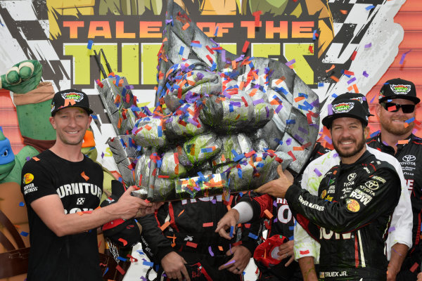 Monster Energy NASCAR Cup Series
Tales of the Turtles 400
Chicagoland Speedway, Joliet, IL USA
Sunday 17 September 2017
Cole Pearn and Martin Truex Jr, Furniture Row Racing, Furniture Row/Denver Mattress Toyota Camry celebrate in victory lane
World Copyright: Logan Whitton
LAT Images Monster Energy NASCAR Cup Series
Tales of the Turtles 400
Chicagoland Speedway, Joliet, IL USA
Sunday 17 September 2017
Cole Pearn and Martin Truex Jr, Furniture Row Racing, Furniture Row/Denver Mattress Toyota Camry celebrate in victory lane
World Copyright: Logan Whitton
LAT Images