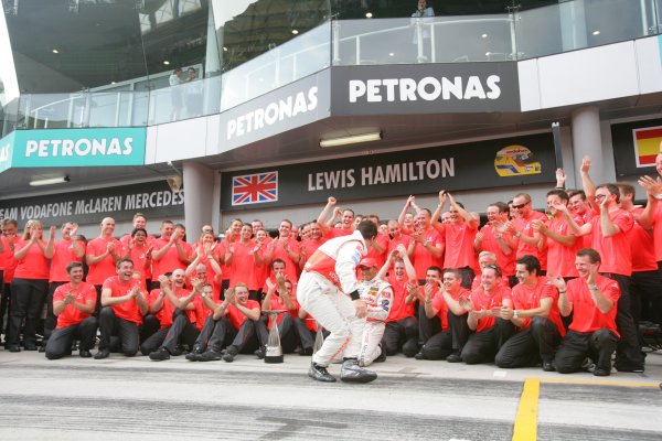 2007 Malaysian Grand Prix - Sunday Race
Sepang, Kuala Lumpur. Malaysia.
8th April 2007.
Fernando Alonso, McLaren MP4-22 Mercedes, 1st position, and Lewis Hamilton, McLaren MP4-22 Mercedes, 2nd position, celebrate the McLaren one-two with their team. Portrait.
World Copyright: Andrew Ferraro/LAT Photographic.
ref: Digital Image ZP9O2762 2007 Malaysian Grand Prix - Sunday Race
Sepang, Kuala Lumpur. Malaysia.
8th April 2007.
Fernando Alonso, McLaren MP4-22 Mercedes, 1st position, and Lewis Hamilton, McLaren MP4-22 Mercedes, 2nd position, celebrate the McLaren one-two with their team. Portrait.
World Copyright: Andrew Ferraro/LAT Photographic.
ref: Digital Image ZP9O2762