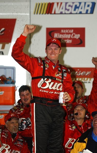 Race winner Dale Earnhardt Jr (USA) Budweiser Chevrolet celebrates his exhibition race victory on the podium.
Budweiser Shootout, Daytona International Speedway, Florida, USA, 8 February 2003.
DIGITAL IMAGE
Race winner Dale Earnhardt Jr (USA) Budweiser Chevrolet celebrates his exhibition race victory on the podium.
Budweiser Shootout, Daytona International Speedway, Florida, USA, 8 February 2003.
DIGITAL IMAGE