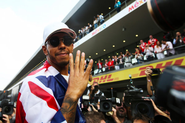 Autodromo Hermanos Rodriguez, Mexico City, Mexico.
Sunday 29 October 2017.
Lewis Hamilton, Mercedes AMG, celebrates his fourth world title, in a media scrum.
World Copyright: Charles Coates/LAT Images
ref: Digital Image DJ5R7884 Autodromo Hermanos Rodriguez, Mexico City, Mexico.
Sunday 29 October 2017.
Lewis Hamilton, Mercedes AMG, celebrates his fourth world title, in a media scrum.
World Copyright: Charles Coates/LAT Images
ref: Digital Image DJ5R7884