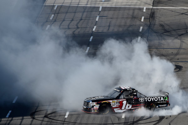 1-2 April, 2016, Martinsville, Virginia USA
Kyle Busch (18) does a burnout after winning.
©2016, John Harrelson / LAT Photo USA
1-2 April, 2016, Martinsville, Virginia USA
Kyle Busch (18) does a burnout after winning.
©2016, John Harrelson / LAT Photo USA