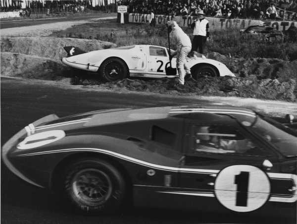 Le Mans, France. 10th - 11th June 1967.
Dan Gurney/A. J. Foyt (Ford GT40 Mk
IV), 1st position, passes Chuck Parsons (Ferrari 365 P2), retired, as he tries to dig himself out of the sand at the Mulsanne corner, action.
World Copyright: LAT Photographic.
Ref: 550 - 1-26. Le Mans, France. 10th - 11th June 1967.
Dan Gurney/A. J. Foyt (Ford GT40 Mk
IV), 1st position, passes Chuck Parsons (Ferrari 365 P2), retired, as he tries to dig himself out of the sand at the Mulsanne corner, action.
World Copyright: LAT Photographic.
Ref: 550 - 1-26.