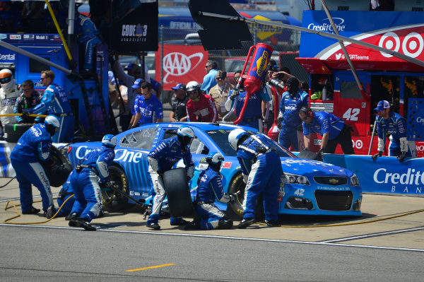 Monster Energy NASCAR Cup Series
Toyota Owners 400
Richmond International Raceway, Richmond, VA USA
Sunday 30 April 2017
Kyle Larson, Chip Ganassi Racing, Credit One Bank Chevrolet SS, makes a pit stop
World Copyright: John Harrelson / LAT Images