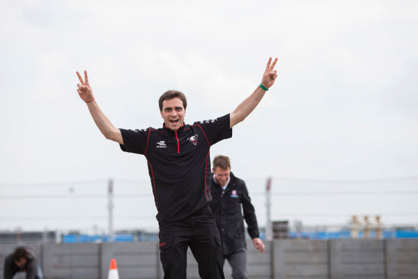 2014/2015 FIA Formula E Championship.
Berlin ePrix, Berlin Tempelhof Airport, Germany.
Thursday 21 May 2015
Jerome D'Ambrosio (BEL)/Dragon Racing - Spark-Renault SRT_01E on a hovertrax.
Photo: Andrew Ferraro/LAT/Formula E
ref: Digital Image _FER0906
2014/2015 FIA Formula E Championship.
Berlin ePrix, Berlin Tempelhof Airport, Germany.
Thursday 21 May 2015
Jerome D'Ambrosio (BEL)/Dragon Racing - Spark-Renault SRT_01E on a hovertrax.
Photo: Andrew Ferraro/LAT/Formula E
ref: Digital Image _FER0906