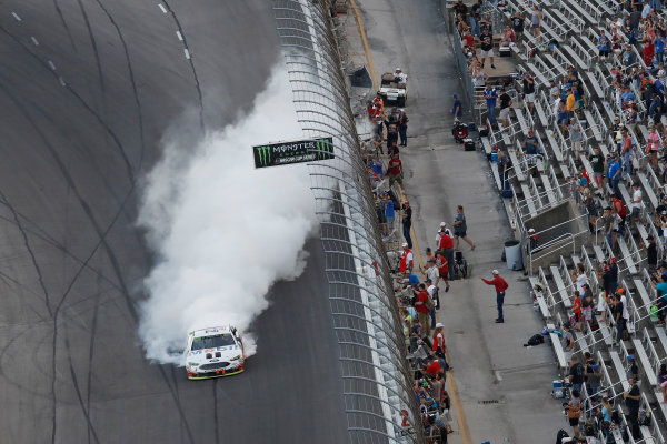 Monster Energy NASCAR Cup Series
AAA Texas 500
Texas Motor Speedway
Fort Worth, TX USA
Sunday 5 November 2017
Kevin Harvick, Stewart-Haas Racing Rodney, Mobil 1 Ford Fusion, burnout
World Copyright: Michael L. Levitt
LAT Images