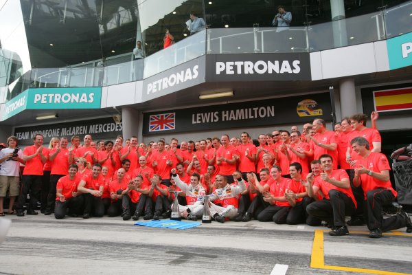 2007 Malaysian Grand Prix - Sunday Race
Sepang, Kuala Lumpur. Malaysia.
8th April 2007.
Fernando Alonso, McLaren MP4-22 Mercedes, 1st position, and Lewis Hamilton, McLaren MP4-22 Mercedes, 2nd position, celebrate the McLaren one-two with their team. Portrait.
World Copyright: Andrew Ferraro/LAT Photographic.
ref: Digital Image ZP9O2767