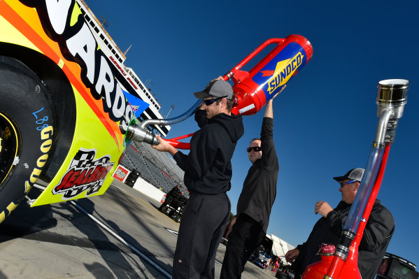 NASCAR Camping World Truck Series 
Texas Roadhouse 200
Martinsville Speedway, Martinsville VA USA
Friday 27 October 2017
Matt Crafton, Ideal Door / Menards Toyota Tundra crew
World Copyright: Scott R LePage
LAT Images
ref: Digital Image lepage-171027-mart-1051