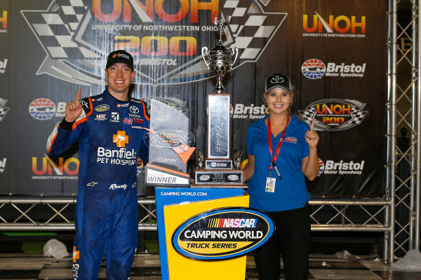 NASCAR Camping World Truck Series
UNOH 200
Bristol Motor Speedway, Bristol, TN USA
Thursday 17 August 2017
Kyle Busch, Banfield Pet Hospital Toyota Tundra, celebrates in victory lane.
World Copyright: Russell LaBountyLAT Images NASCAR Camping World Truck Series
UNOH 200
Bristol Motor Speedway, Bristol, TN USA
Thursday 17 August 2017
Kyle Busch, Banfield Pet Hospital Toyota Tundra, celebrates in victory lane.
World Copyright: Russell LaBountyLAT Images