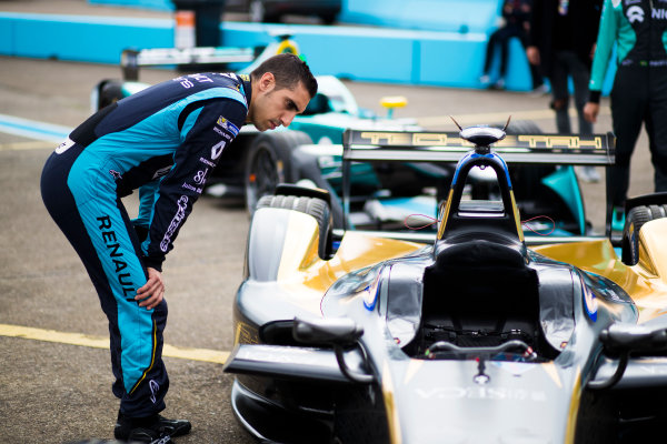 2016/2017 FIA Formula E Championship.
Round 7 - Berlin ePrix, Tempelhof Airport, Berlin, Germany.
Sebastien Buemi (SUI), Renault e.Dams, Spark-Renault, Renault Z.E 16, inspects the car of Jean-Eric Vergne (FRA), Techeetah, Spark-Renault, Renault Z.E 16.
Thursday 8 June 2017.
Photo: Sam Bloxham/LAT/Formula E
ref: Digital Image _W6I6930 2016/2017 FIA Formula E Championship.
Round 7 - Berlin ePrix, Tempelhof Airport, Berlin, Germany.
Sebastien Buemi (SUI), Renault e.Dams, Spark-Renault, Renault Z.E 16, inspects the car of Jean-Eric Vergne (FRA), Techeetah, Spark-Renault, Renault Z.E 16.
Thursday 8 June 2017.
Photo: Sam Bloxham/LAT/Formula E
ref: Digital Image _W6I6930