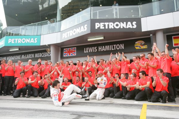 2007 Malaysian Grand Prix - Sunday Race
Sepang, Kuala Lumpur. Malaysia.
8th April 2007.
Fernando Alonso, McLaren MP4-22 Mercedes, 1st position, and Lewis Hamilton, McLaren MP4-22 Mercedes, 2nd position, celebrate the McLaren one-two with their team. Portrait.
World Copyright: Andrew Ferraro/LAT Photographic.
ref: Digital Image ZP9O2760 2007 Malaysian Grand Prix - Sunday Race
Sepang, Kuala Lumpur. Malaysia.
8th April 2007.
Fernando Alonso, McLaren MP4-22 Mercedes, 1st position, and Lewis Hamilton, McLaren MP4-22 Mercedes, 2nd position, celebrate the McLaren one-two with their team. Portrait.
World Copyright: Andrew Ferraro/LAT Photographic.
ref: Digital Image ZP9O2760