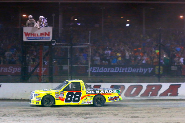 NASCAR Camping World Truck Series
Eldora Dirt Derby
Eldora Speedway, Rossburg, OH USA
Wednesday 19 July 2017
Matt Crafton, Ideal Door / Menards Toyota Tundra drives under the checkered flag to win
World Copyright: Russell LaBounty
LAT Images NASCAR Camping World Truck Series
Eldora Dirt Derby
Eldora Speedway, Rossburg, OH USA
Wednesday 19 July 2017
Matt Crafton, Ideal Door / Menards Toyota Tundra drives under the checkered flag to win
World Copyright: Russell LaBounty
LAT Images