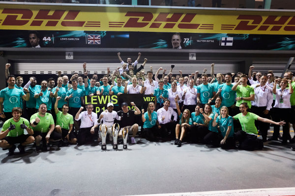 Marina Bay Circuit, Marina Bay, Singapore.
Sunday 17 September 2017.
Lewis Hamilton, Mercedes AMG, 1st Position, Valtteri Bottas, Mercedes AMG, 3rd Position, and the Mercedes team celebrate.
World Copyright: Steve Etherington/LAT Images 
ref: Digital Image SNE17408