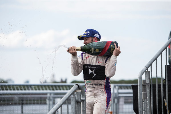 2016/2017 FIA Formula E Championship.
Round 9 - New York City ePrix, Brooklyn, New York, USA.
Saturday 15 July 2017.
Sam Bird (GBR), DS Virgin Racing, Spark-Citroen, Virgin DSV-02, sprays the champagne on the podium.
Photo: Andrew Ferraro/LAT/Formula E
ref: Digital Image _FER8704