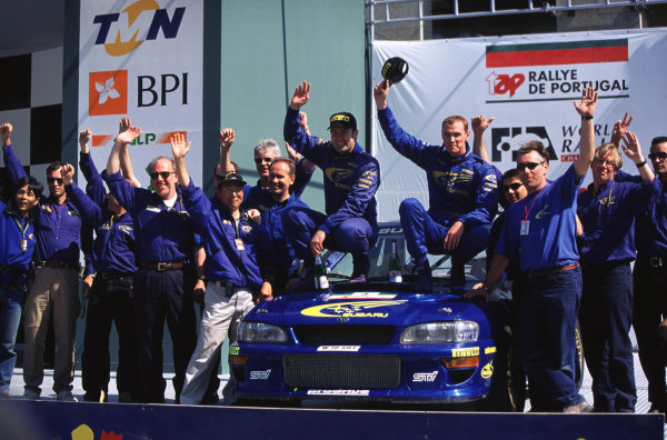 FIA World Rally Championship
Portuguese Rally, Porto, Portugal.
16-19th March 2000.
Richard Burns and Robert Reid celebrating with team. Podium.
World - LAT Photographic
Tel: +44 (0) 181 251 3000
Fax: +44 (0) 181 251 3001
e-mail: latdig@dial.pipex
com

