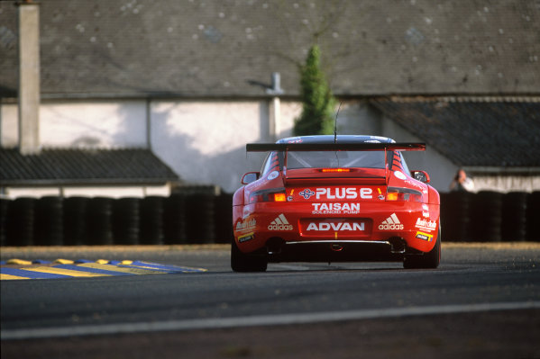 Le Mans, France. 15th - 16th June 2002.
Atsushi Yogou/Kazuyuki Nishizawa/Akira Iida (Porsche 996 GT3-RS), retired, action. 
World Copyright: LAT Photographic.
Ref:  02LM58.